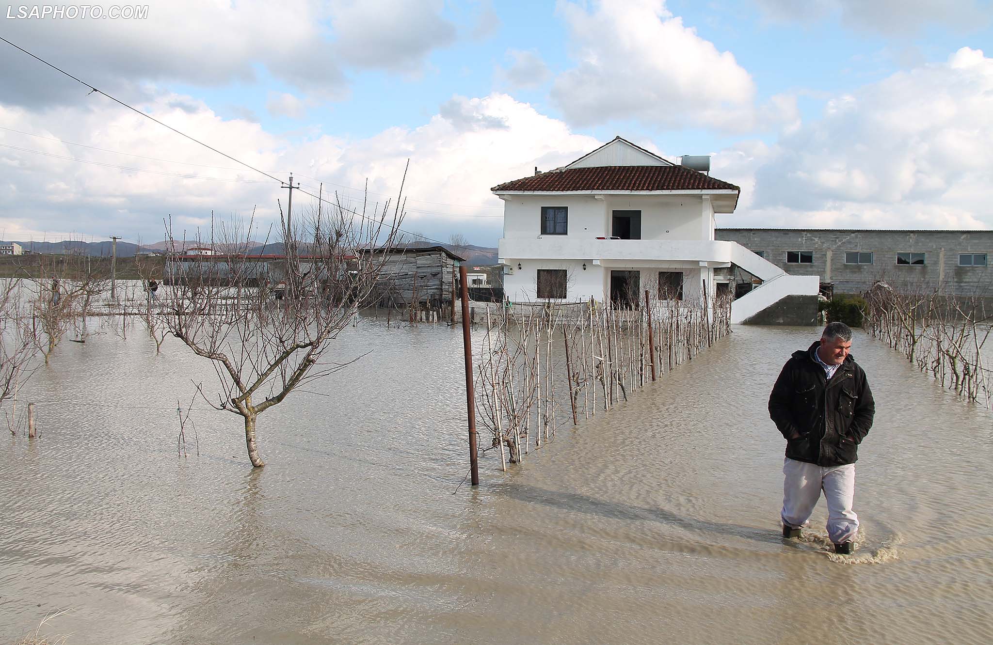 Mbi 1900 hektarë tokë nën ujë në Shkodër, situata më&hellip;