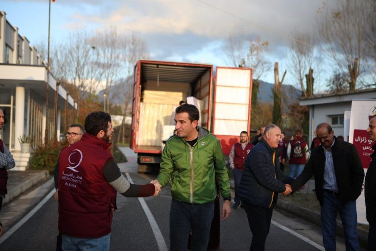 Ambasada e Katarit, 8 kamionë me ndihma për familjet e prekura nga tërmeti në Tiranë