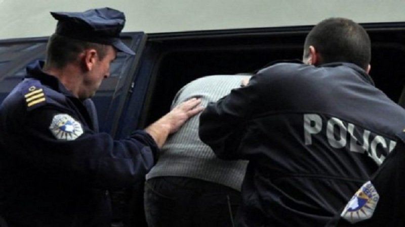 I gjetën arsenal armësh në shtëpi, arrstohet 60&hellip;