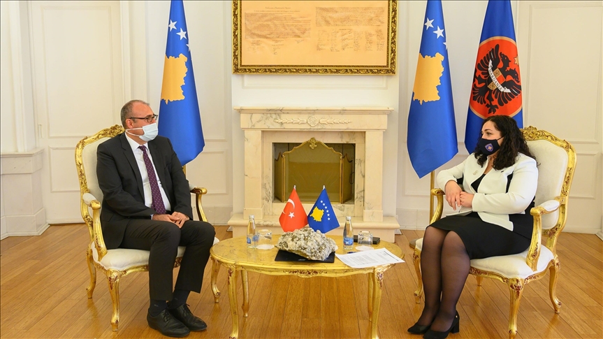 Kosovë, presidentja Osmani pret në takim ambasadorin turk, Çağri Sakar
