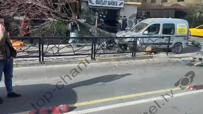 Aksident në Tiranë/ Makina del nga rruga dhe&hellip;