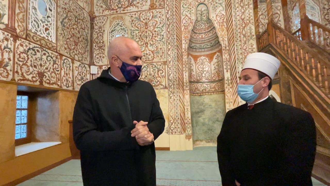 Rama në xhaminë e Et’hem Beut: Me orën&hellip;