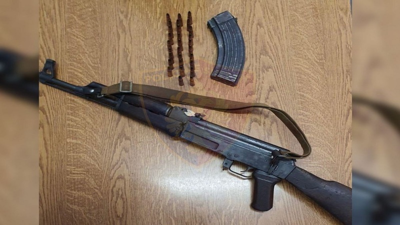 Lëvizte me kallashnikov nën xhup/ Prangoset 44-vjeçari në&hellip;