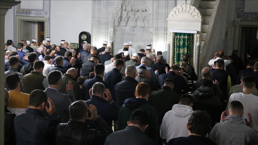 Besimtarët e vendeve të rajonit falin namazin e&hellip;