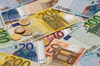 Shqipëria “noton” në euro, rriten ndjeshëm depozitat në valutë në tetor
