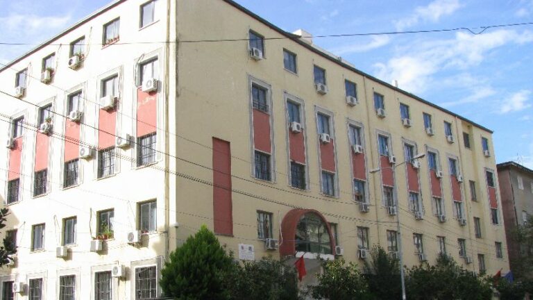 hidhet nga ballkoni