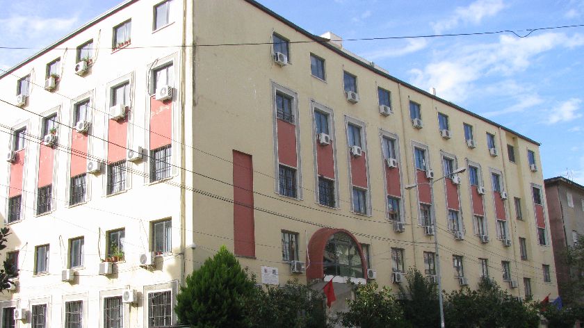 hidhet nga ballkoni