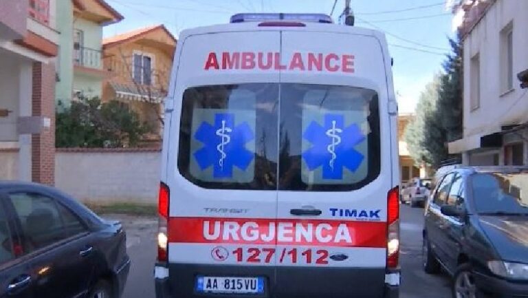 Aksident në Tiranë, makina përplas një kalimtar, dërgohet në spital