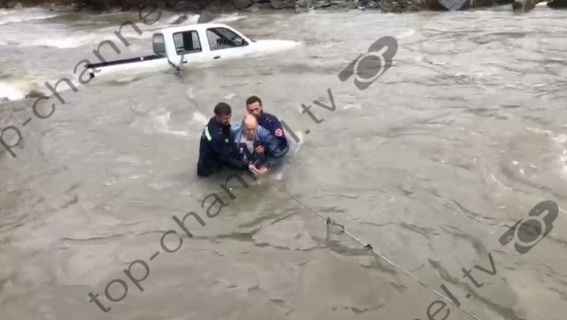 Turistët i rrëmben Lumi Devoll/ 10 hungarezët donin të kalonin&hellip;