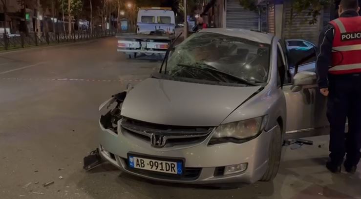 Aksident në Tiranë/ Makina humb kontrollin dhe del nga rruga, plagoset 18-vjeçari