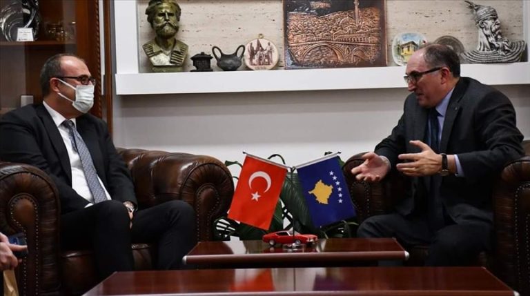Kosovë, kryetari i Komunës së Prizrenit pret në takim ambasadorin turk