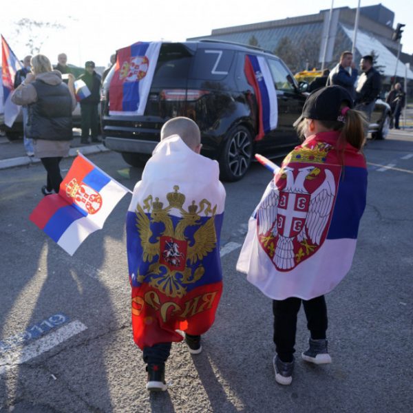 ‘Vëllezër përgjithmonë’, disa serbë solidarizohen me Rusinë