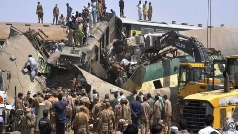 Trenat përplasen kokë më kokë, 30 të vdekur në Pakistan
