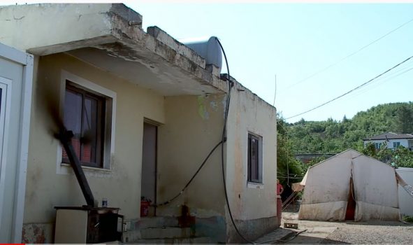 Në çadër prej tre vitesh, familja në Pezë apel shtetit: Na jepni strehë, që prej tërmetit të 2019 jetojmë në kushte ekstreme