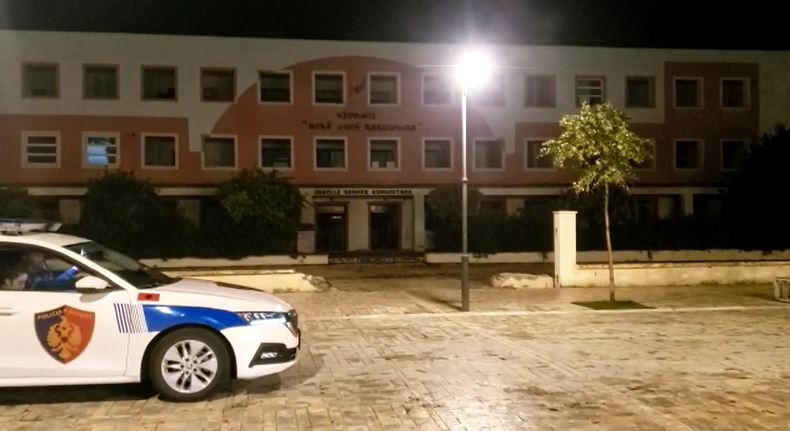 Vidhet gjimnazi “Babë Dudë Karbunara”, hajdutët thyejnë xhamin&hellip;