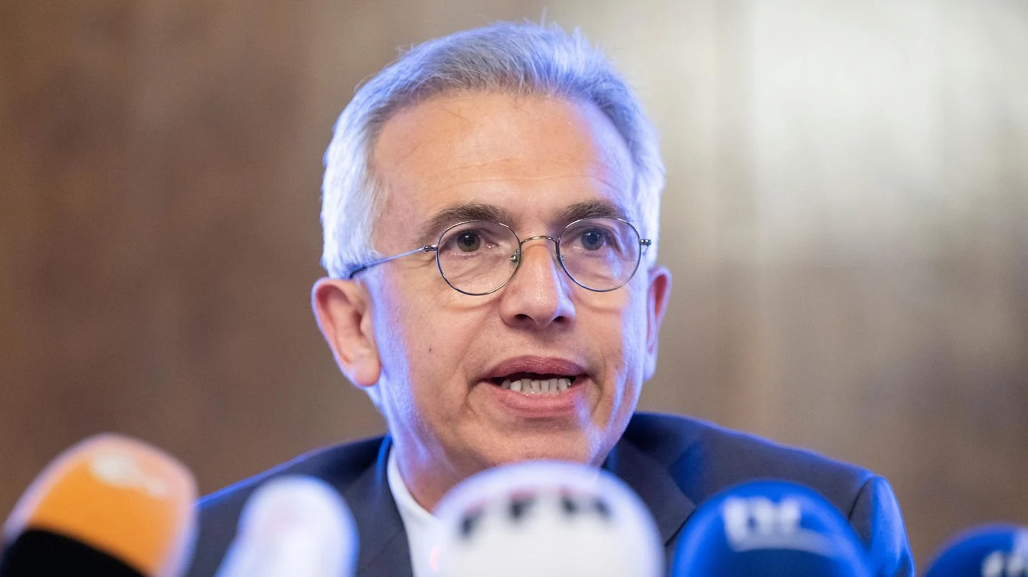 Akuza për korrupsion, qytetarët largojnë me referendum kryebashkiakun e Frankfurtit!