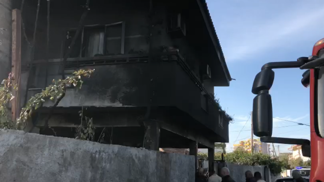 Bie zjarr në një banesë në Fier, detajet e para