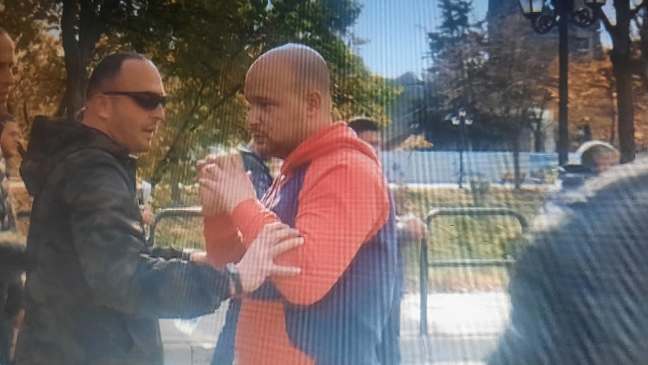 Një person mban nga krahu agresorin, dalin pamje të reja&hellip;