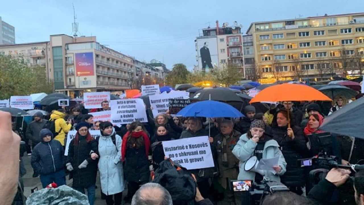 “Policë, jeni bashkëfajtorë”/ Nis protesta për vrasjen e gruas shtatzënë&hellip;