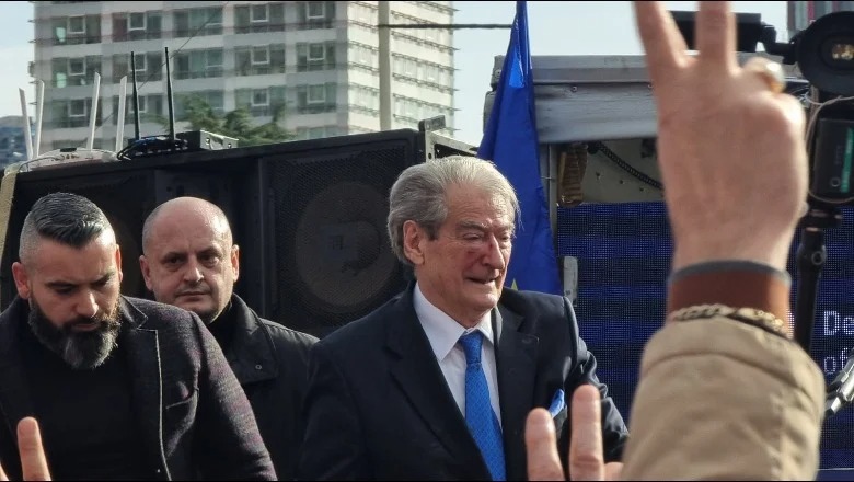 Sali Berisha goditet me grusht në protestë, gjakoset në fytyrë