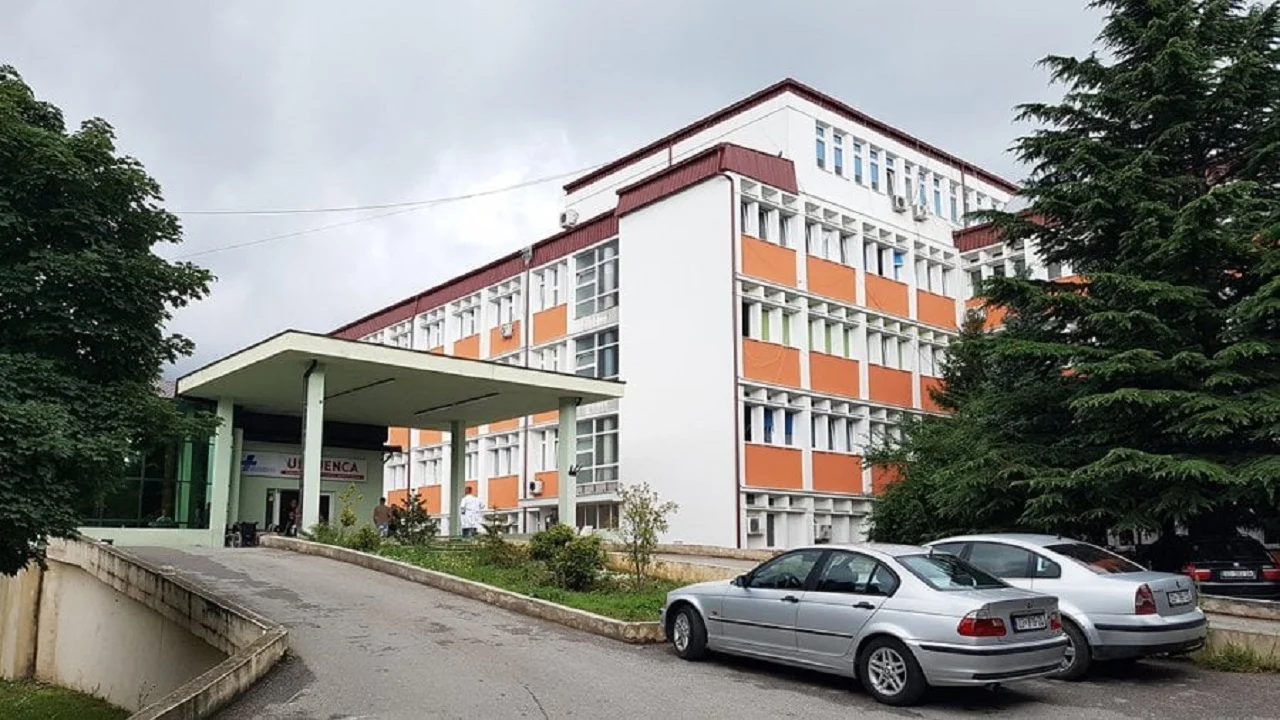 Stafi futi foshnjën e pajetë bashkë me çarçafët në lavatriçe,&hellip;