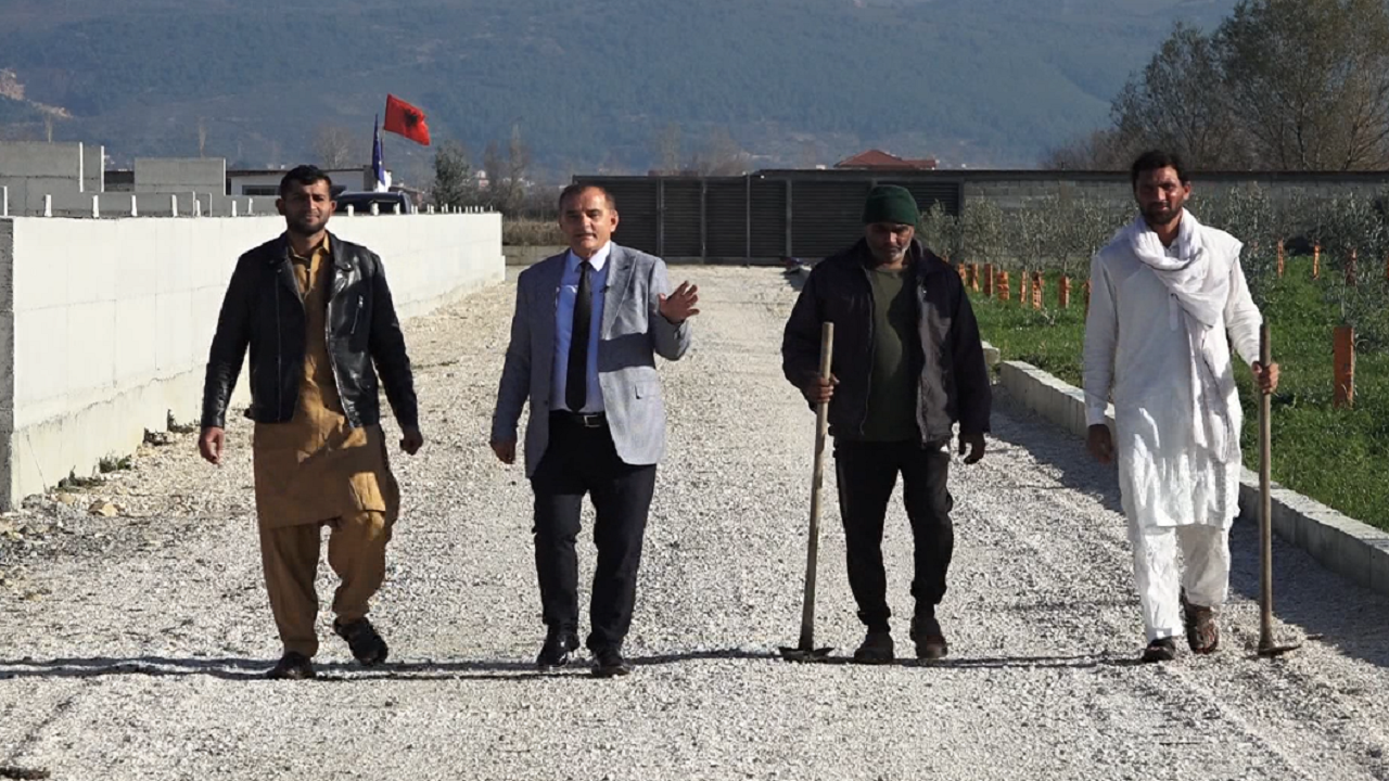 Pakistanezë në vend të shqiptarëve, fermeri nga Kruja gjen punëtorët&hellip;