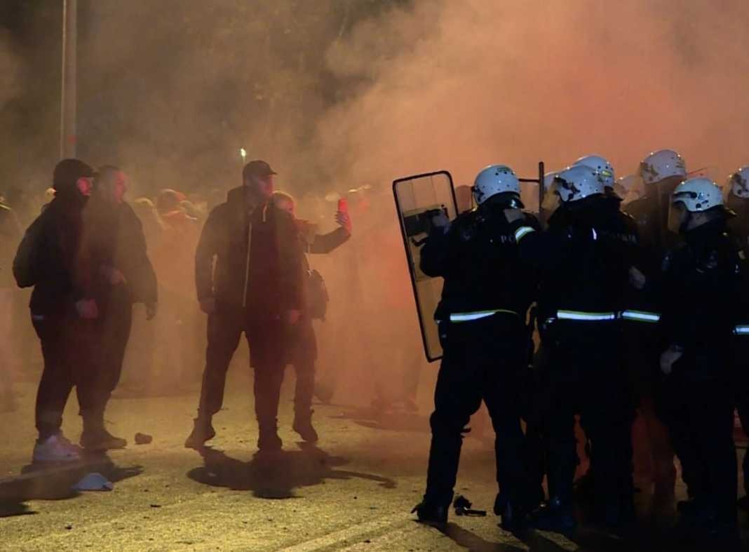 Miratimi i ligjit për presidentin, protestuesit përplasen me policinë në&hellip;