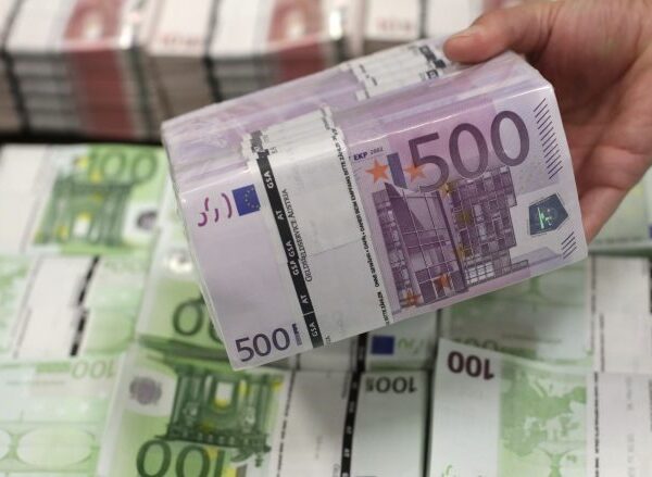 Fluks valute, euro bie përsëri poshtë 111 lekëve, në një&hellip;