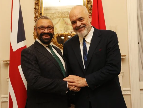“Miq dhe aleatë”/ Ministri i Jashtëm britanik takon kryeminsitrin Rama