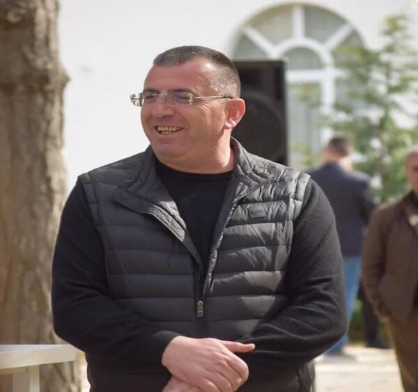 U arrestua për abuzim me tenderat, shkarkohet nga detyra kryebashkiaku&hellip;