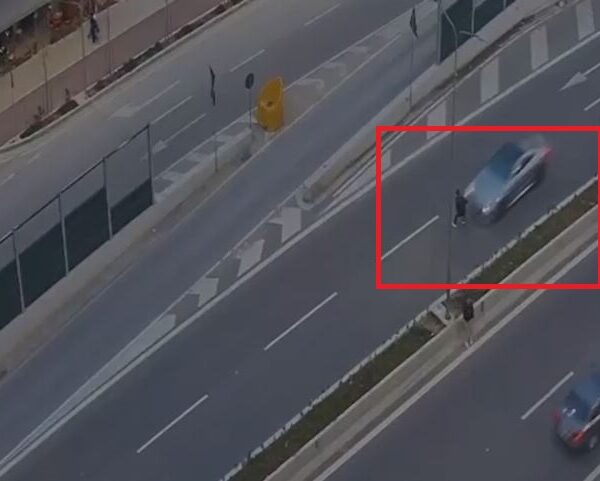 Kujdes, pamje të rënda/ I riu tenton të kalojë rrugën&hellip;