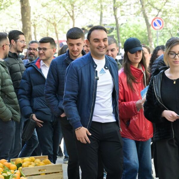 “Çdo ecje një denoncim”, Belind Këlliçi me banorët në Tiranë:&hellip;