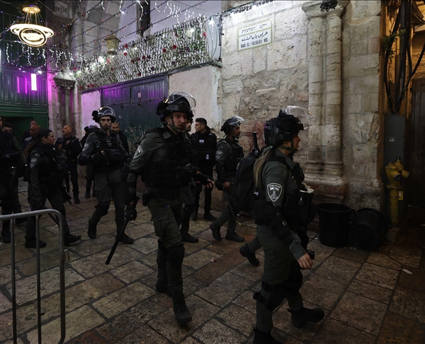 Përleshje mes policisë izraelite dhe besimtarëve në Al-Aksa, 200 palestinezë&hellip;