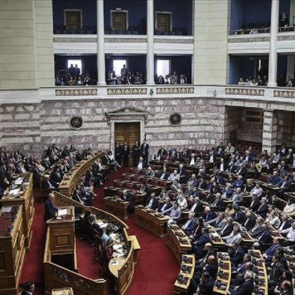 Ndalet ekstremi i djathtë grek/ Miratohet ligji që ndalon pasardhësen&hellip;