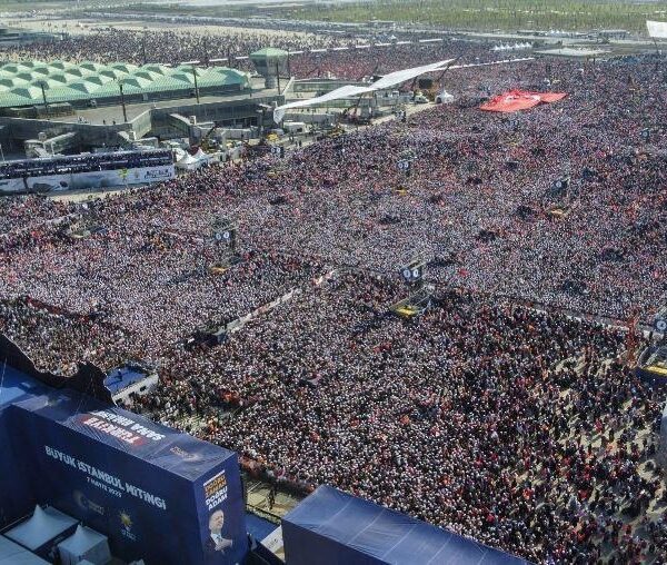 “Mitingu i shekullit”, 1,7 milionë njerëz në tubimin e Erdogan&hellip;