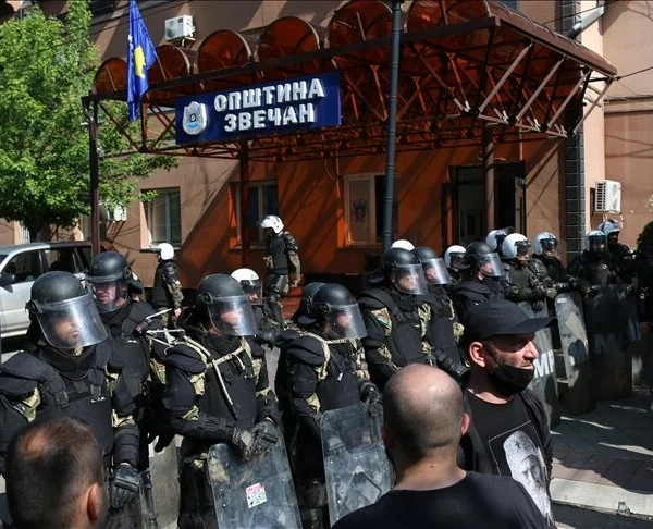 Kosovë, situatë e tensionuar para Komunës së Zveçanit