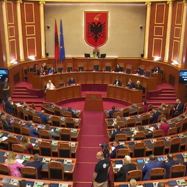Kuvendi i Shqipërisë miraton projektligjin për rritjen e pagave