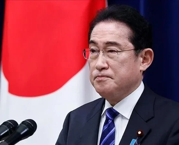Kryeministri japonez shkarkon djalin nga posti për shkak të fotove&hellip;