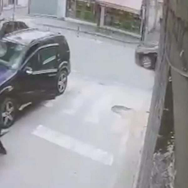 Vodhi në mes të ditës një makinë me karrotrec në&hellip;