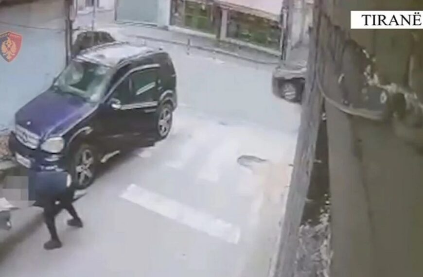 Vodhi në mes të ditës një makinë me&hellip;