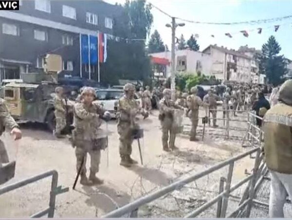 Situatë e tensionuar në veri të Kosovës, serbët sulmojnë me&hellip;