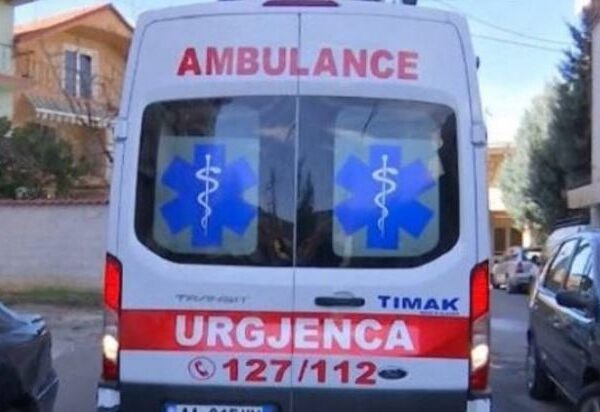 Sherr me thika mes punonjësve të spitalit shtetëror në Tiranë,&hellip;