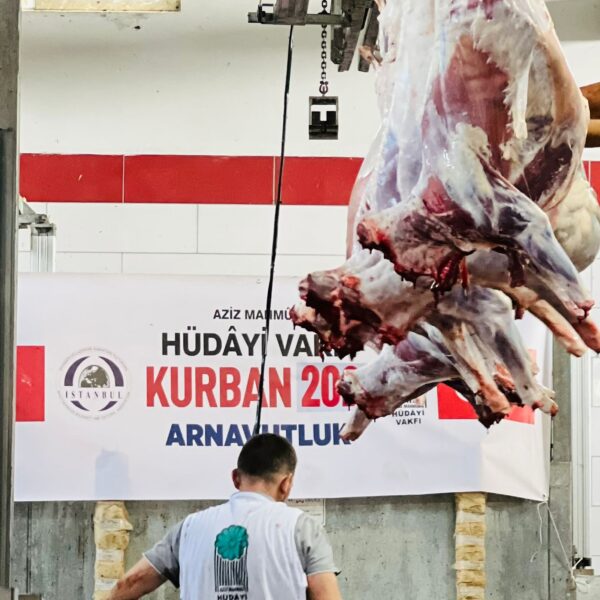 Shoqata “Istanbul” vijon traditën e therjes dhe shpërndarjes së kurbaneve