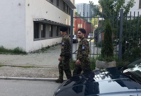 Sulmohet me granatë dore komuna në veri të Mitrovicës