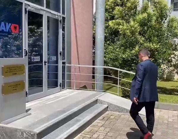 Arben Ahmetaj paraqitet në Prokurorinë e Posaçme