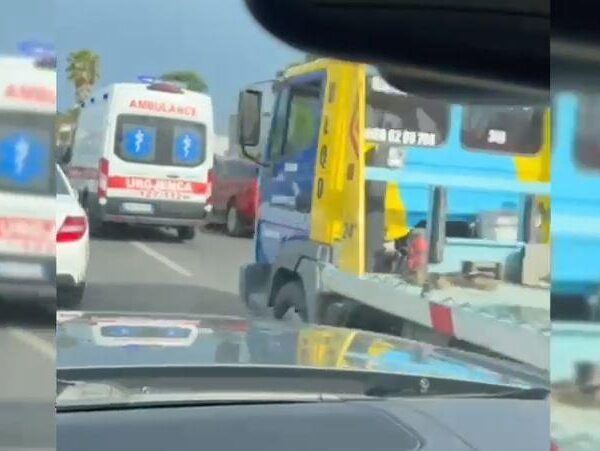 Ndiqte ambulancën t’i shpëtonte trafikut, e ‘pëson’ drejtuesi i mjetit&hellip;