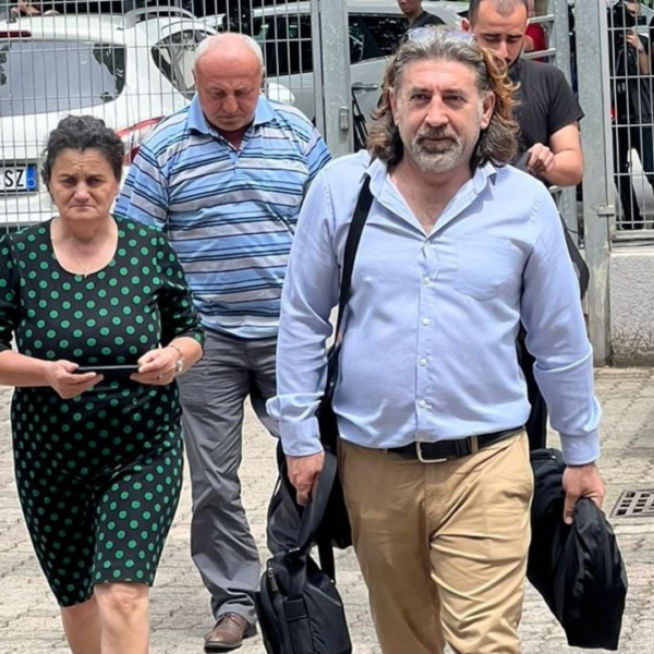 Foto-lajm/ Pretenca për Fatmir Mediun, familja Durda në sallën e&hellip;