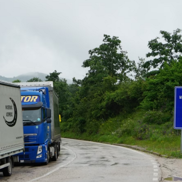 Dhjetëra kamionë nga Serbia presin të kalojnë kufirin me Kosovën
