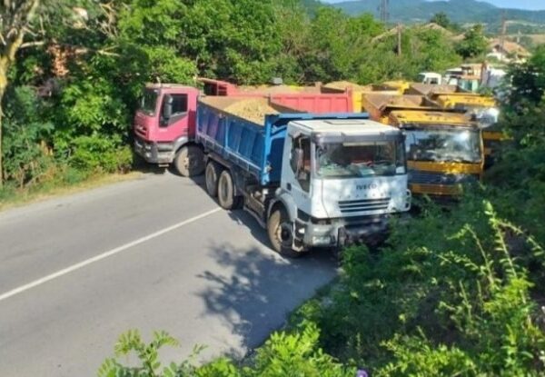 Tensionet në Veri: Serbia vendos barrikada në kufi, NATO ashpërson&hellip;