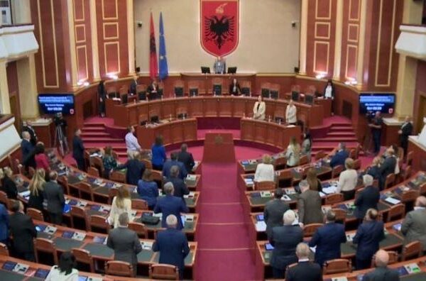Kuvendi 1 minutë heshtje për vdekjen e Berlusconit
